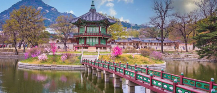 007 700 x 300 pixels